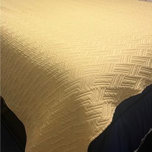 Queen Bedspread Butter Yellow 84”x84”
